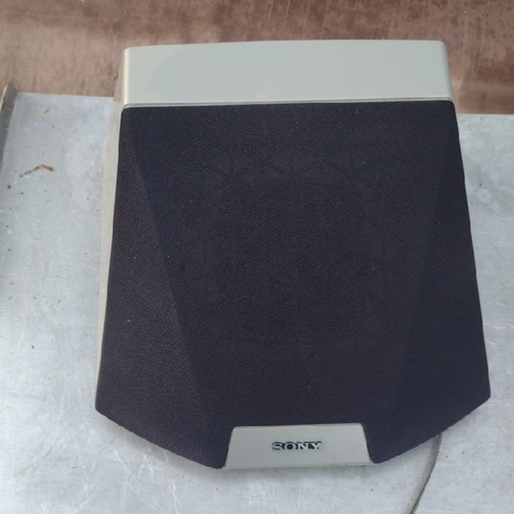 Sony Black and Gray Wall Mount  SS-SR5-Speaker - Picture 1 of 4